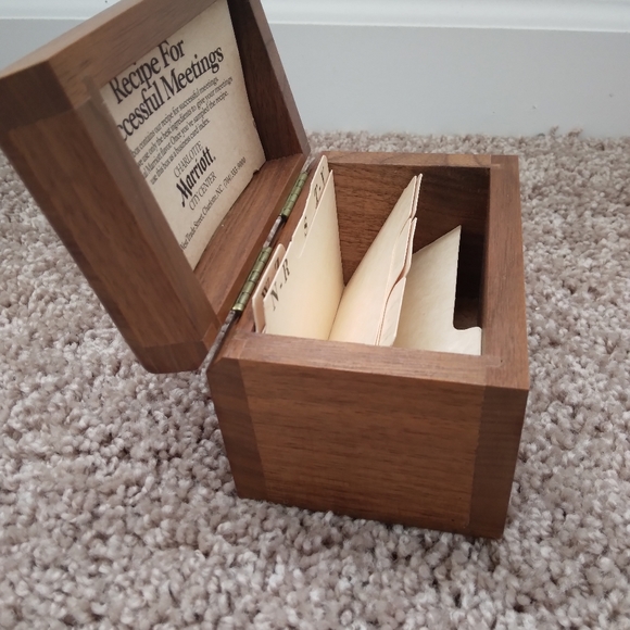 💥 CLOSET CLOSING SALE 💥 Genuine walnut wood recipe box - Picture 6 of 9